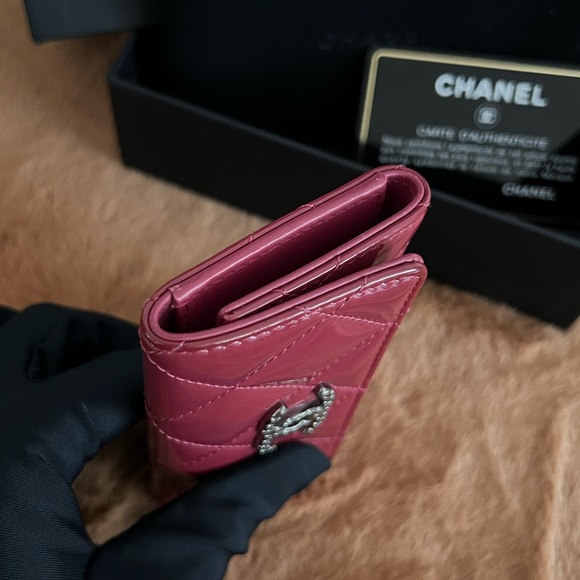 Auth Chanel Dark Pink Patent Quilted 6 Ring Key Holder - Great Condition - Picture 9 of 13